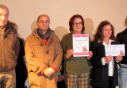 Le maestre ritirano il primo premio della scuola primaria dal Sindaco e dal presidente di Busca Eventi